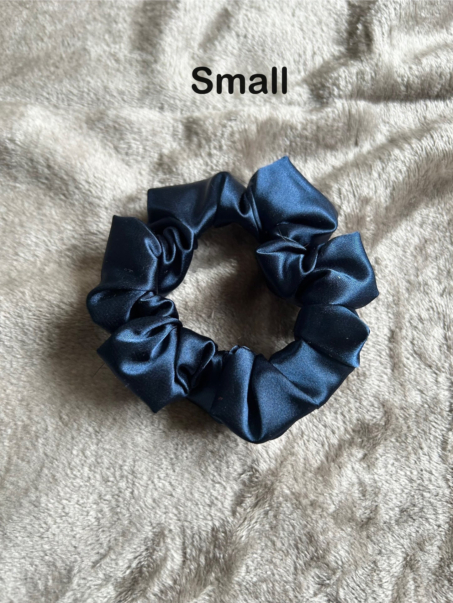 Scrunchie, satin, marinblå